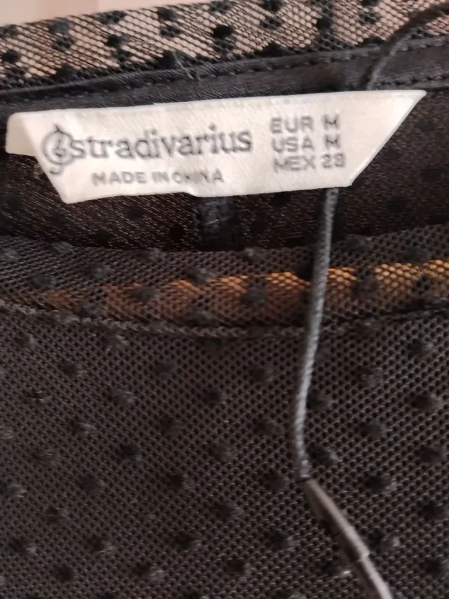 Vestido negro con lunares negros