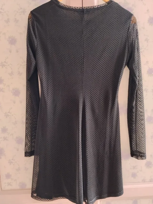 Vestido negro con lunares negros