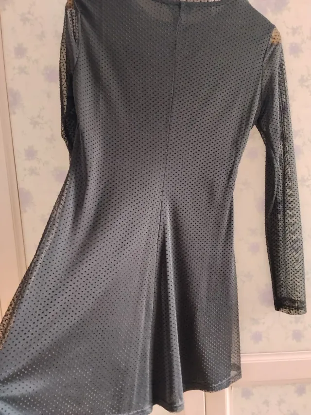 Vestido negro con lunares negros