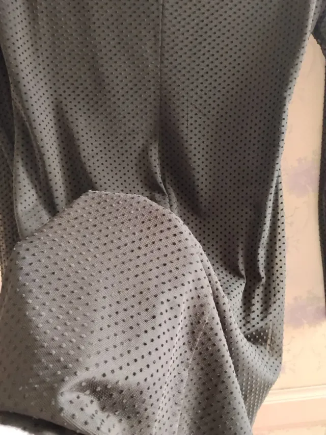 Vestido negro con lunares negros