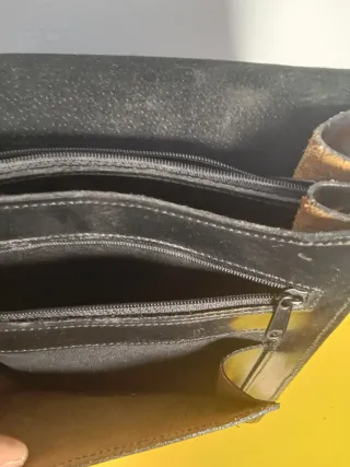 Bolso de piel negro con cierre dorado hombro mano