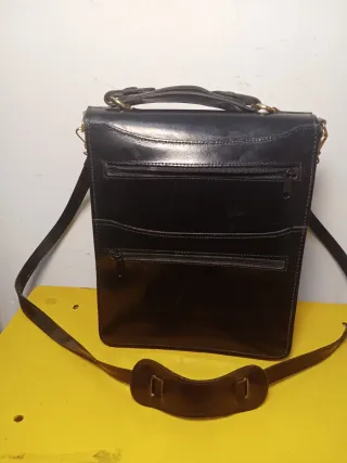 Bolso de piel negro con cierre dorado hombro mano