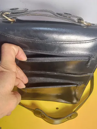 Bolso de piel negro con cierre dorado hombro mano