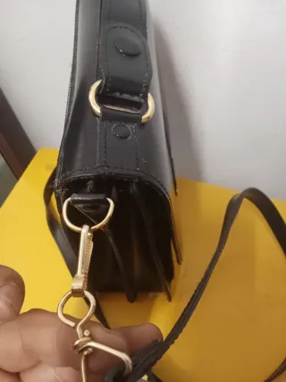 Bolso de piel negro con cierre dorado hombro mano