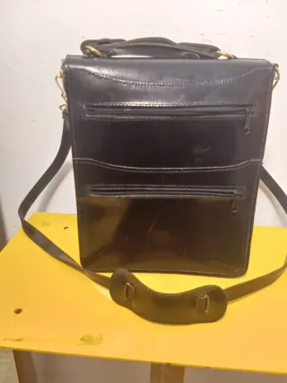 Bolso de piel negro con cierre dorado hombro mano