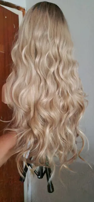 Peluca rubia ondulada con mechas
