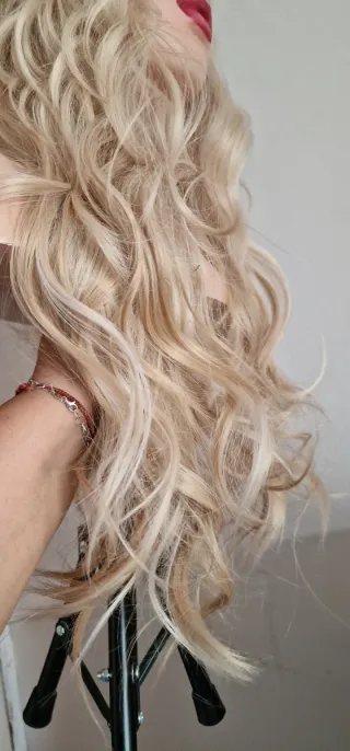 Peluca rubia ondulada con mechas