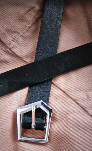 Pantalón ancho beige con cinturón