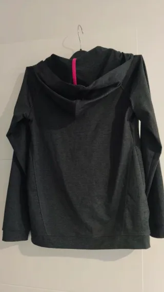 Sudadera gris con capucha y cremallera