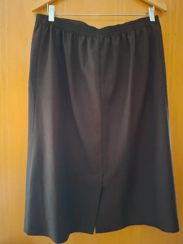 Falda marrón talla 48