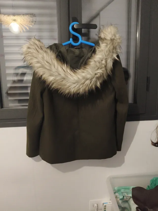 Trenca verde militar con capucha