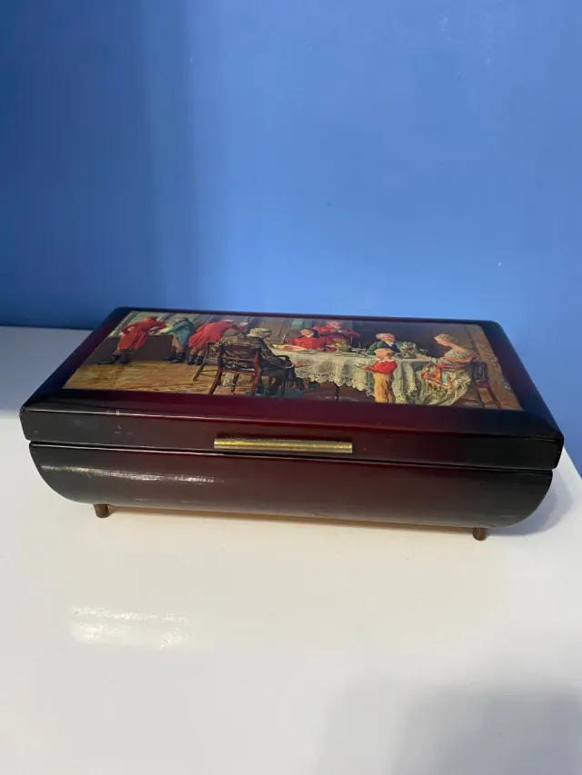 Antico portagioie in legno con carillon