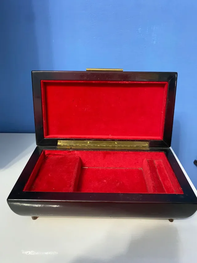 Antico portagioie in legno con carillon