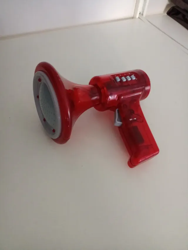 Megáfono de juguete rojo