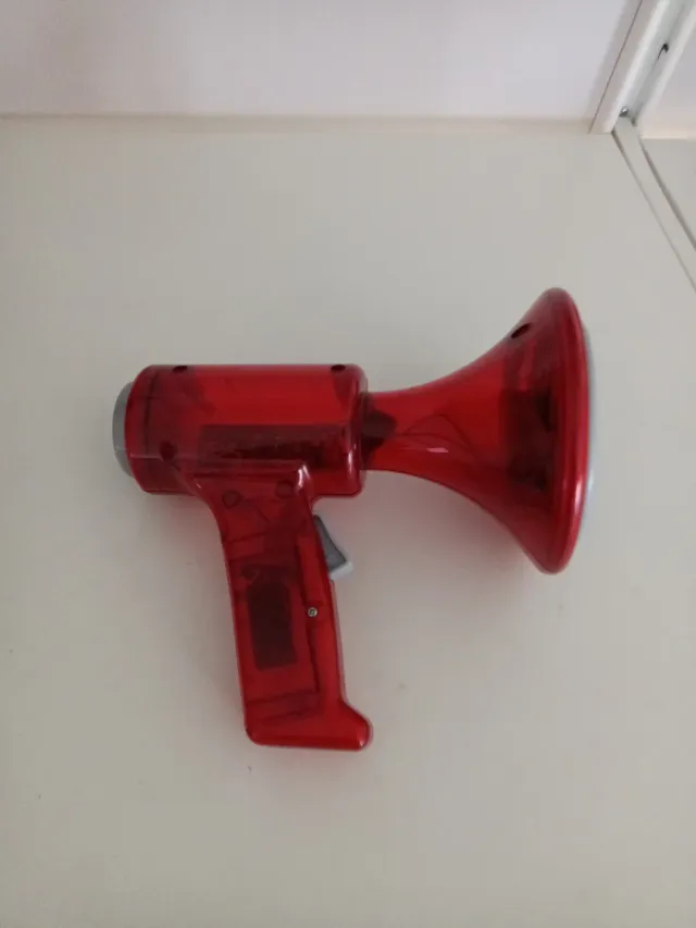 Megáfono de juguete rojo