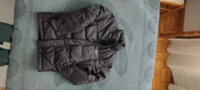 Abrigo impermeable gris oscuro.