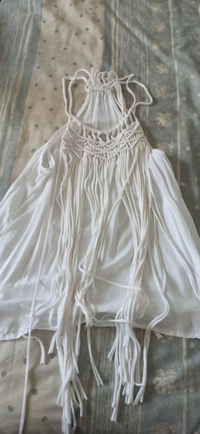 Camisa blanca con macramé y flecos