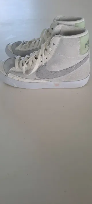 Zapatillas Nike Blancas y Grises