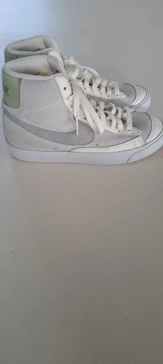 Zapatillas Nike Blancas y Grises