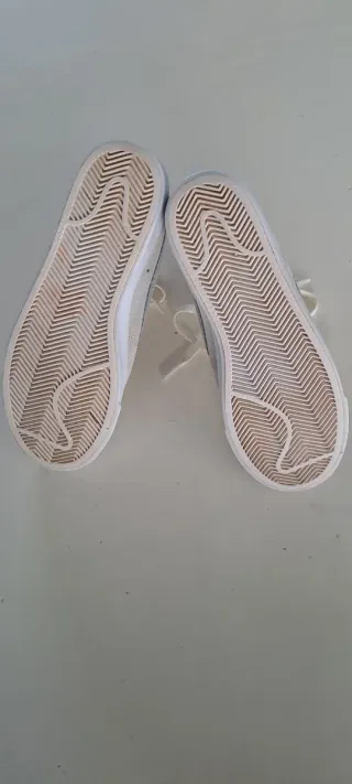 Zapatillas Nike Blancas y Grises