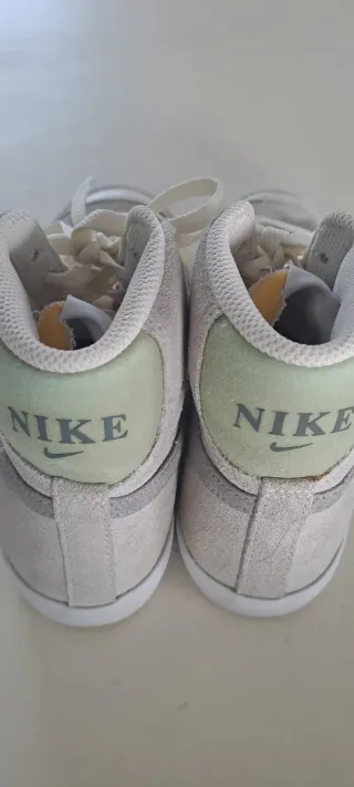 Zapatillas Nike Blancas y Grises