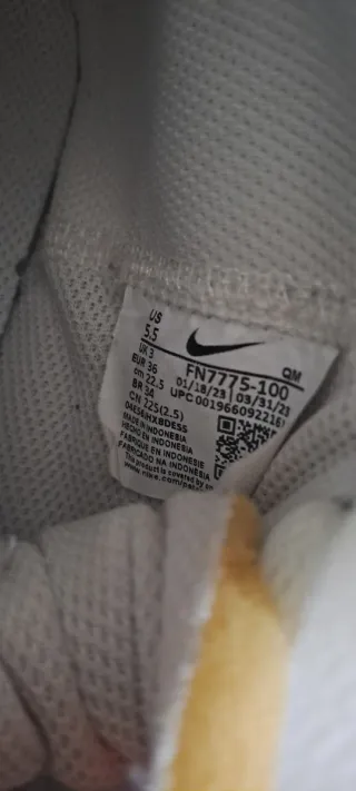 Zapatillas Nike Blancas y Grises