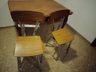 Dos mesas extensibles y siete sillas formica