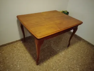 Dos mesas extensibles y siete sillas formica