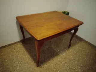 Dos mesas extensibles y siete sillas formica