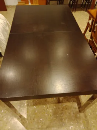 Dos mesas extensibles y siete sillas formica