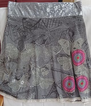 Falda Desigual Talla L Mariposas