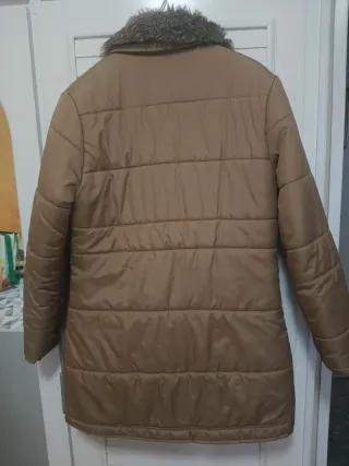 Plumífero mujer beige con cuello de pelo