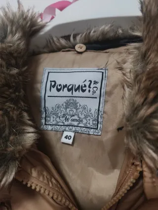 Plumífero mujer beige con cuello de pelo