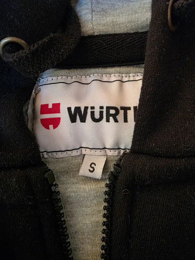 Sudadera con capucha Wurth negra. Sin estrenar.