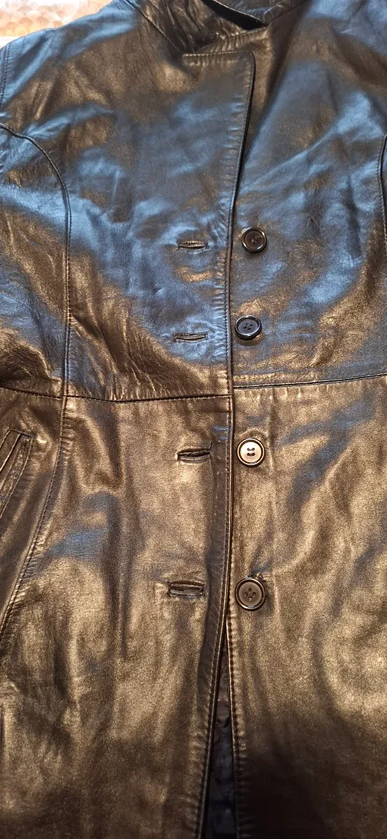 Levita de cuero negra