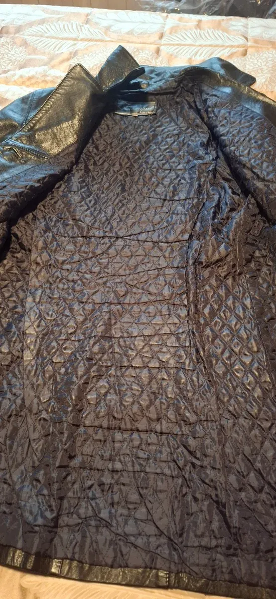 Levita de cuero negra