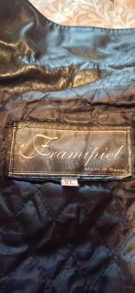 Levita de cuero negra