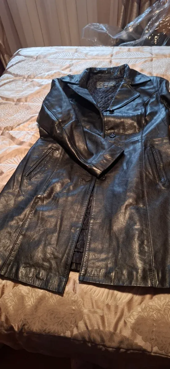 Levita de cuero negra