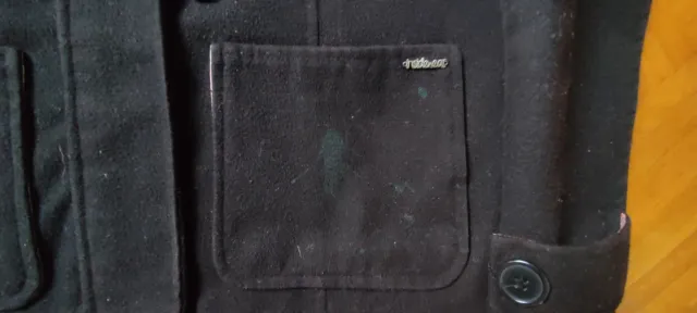 Abrigo negro con capucha y forro a cuadros