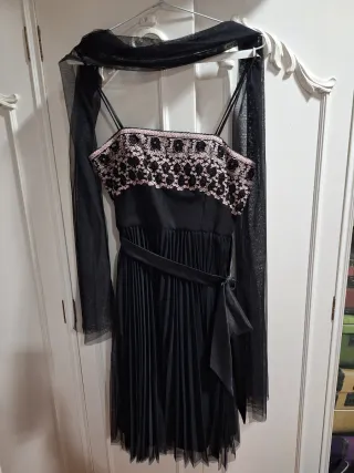Vestido negro fiesta con detalles rosas