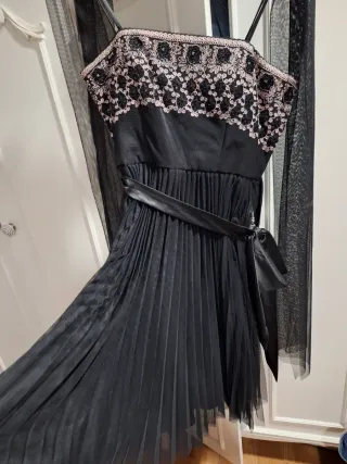 Vestido negro fiesta con detalles rosas