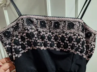 Vestido negro fiesta con detalles rosas