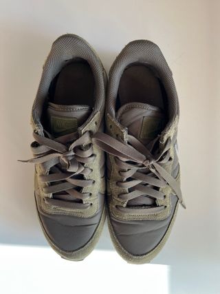 Zapatillas Nike Verde Oliva y Plateadas