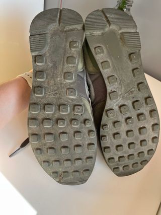 Zapatillas Nike Verde Oliva y Plateadas