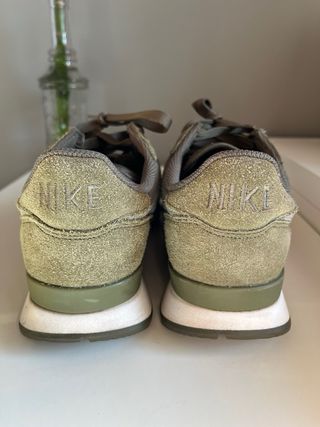 Zapatillas Nike Verde Oliva y Plateadas