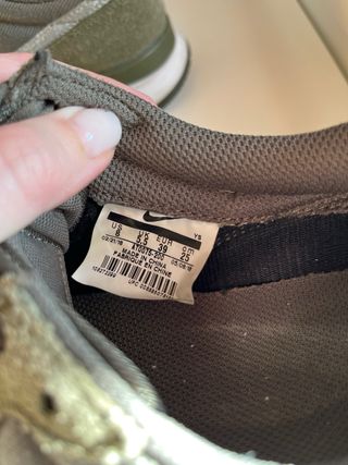 Zapatillas Nike Verde Oliva y Plateadas