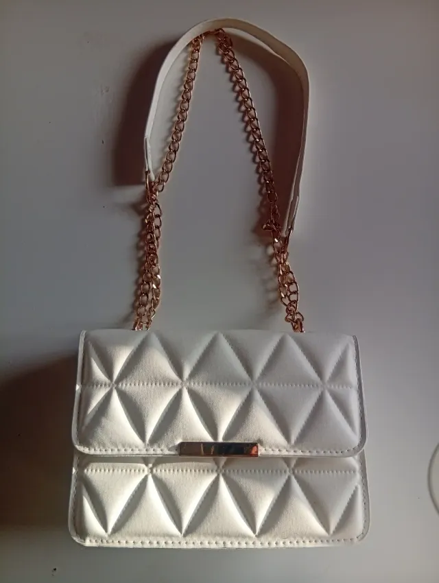 Bolso blanco con cadena dorada