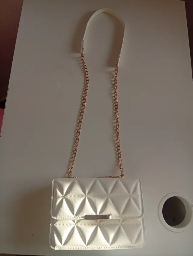 Bolso blanco con cadena dorada
