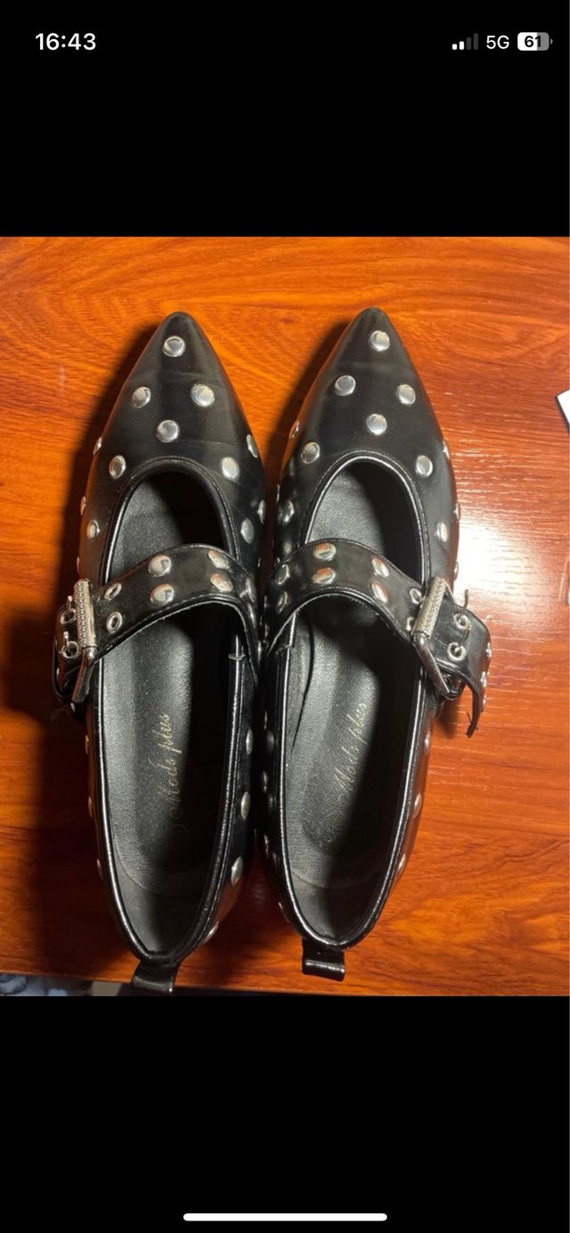 Zapatos negros elegantes con tachuelas