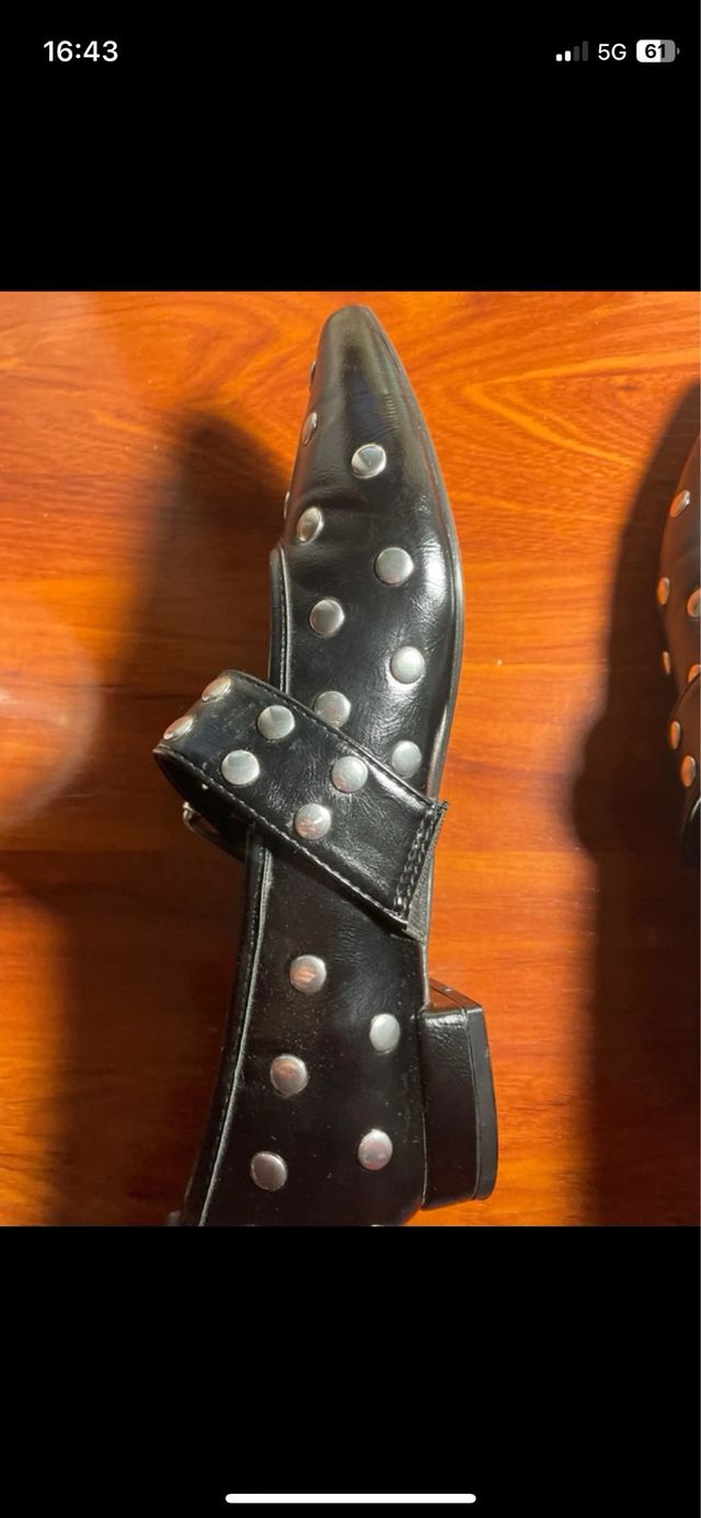 Zapatos negros elegantes con tachuelas